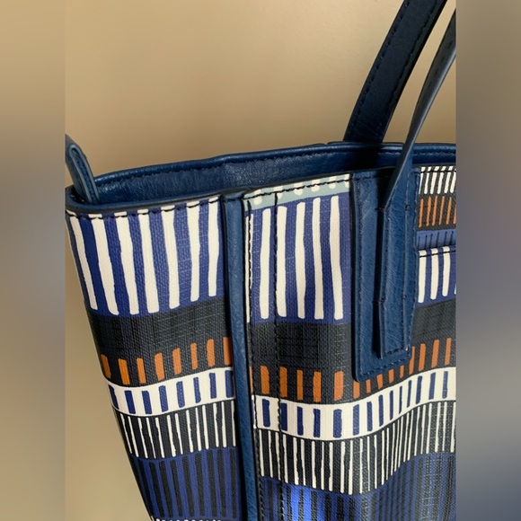 Fossil Emma Tote with matching wallet
Blue and brown pattern - Picture 2 of 16